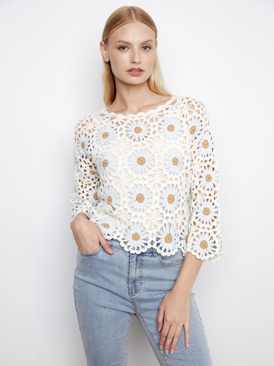 CHANDAIL EN CROCHET UN PEU FLEUR BLEUE