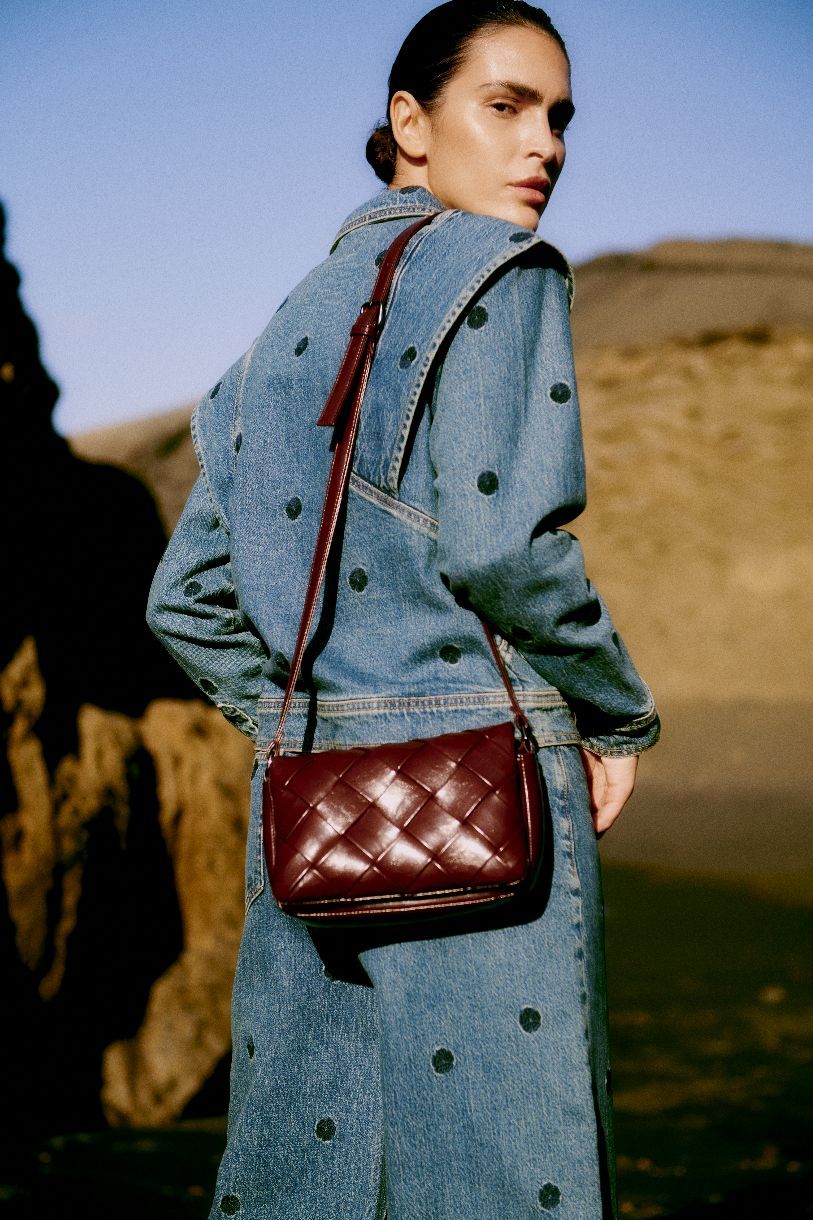 JEAN LARGE KENDA UNE FLEUR DISSIMULÉE