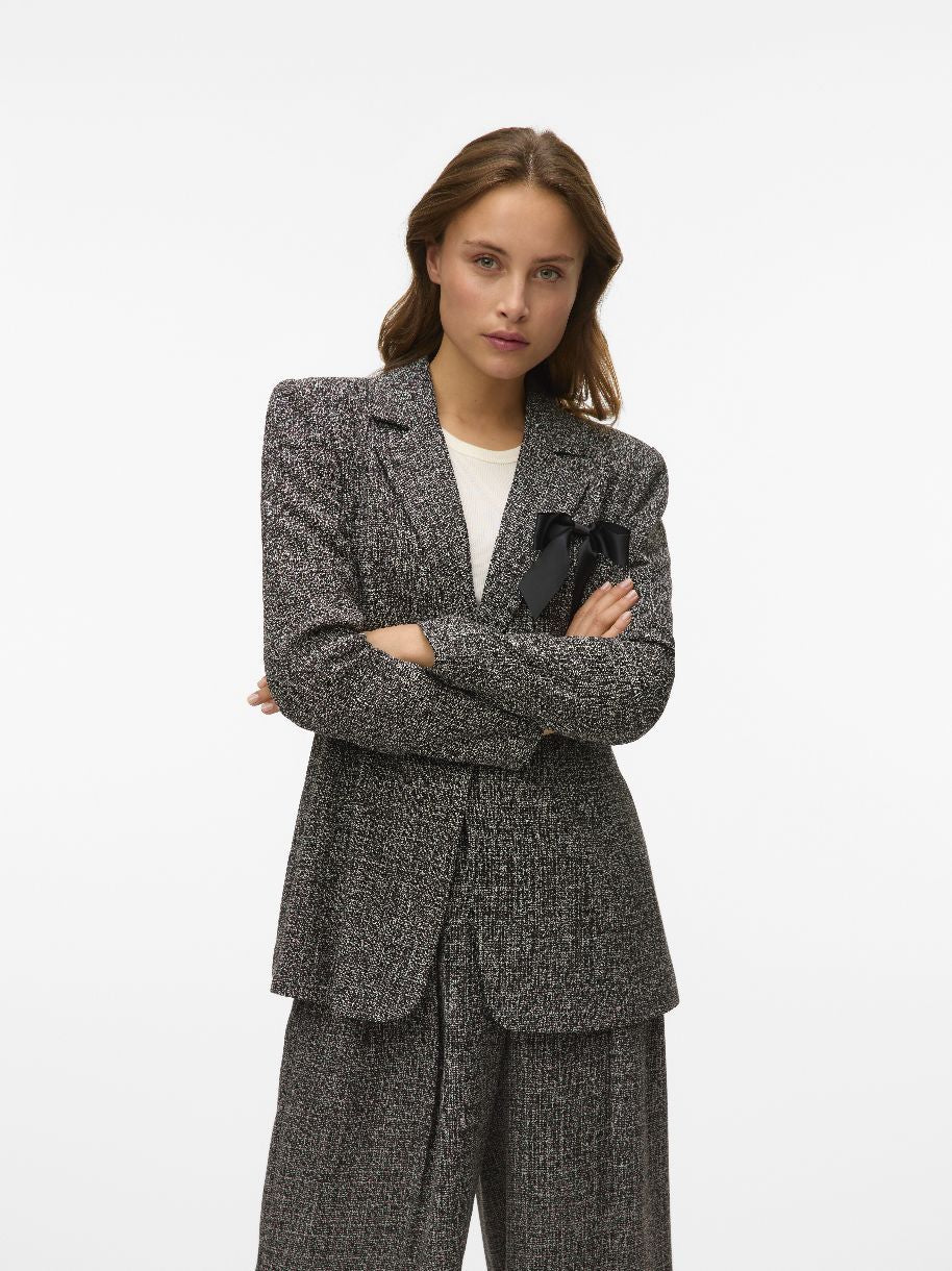 VESTON PERLE & SA BOUCLE EN BOUTONNIÈRE