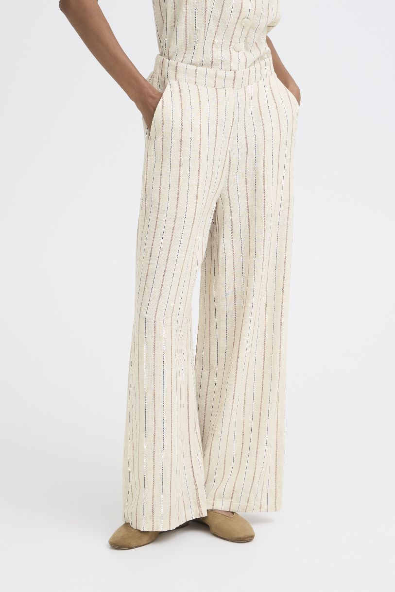 PANTALON LINNO PIEDS NUS SUR LA PLAGE