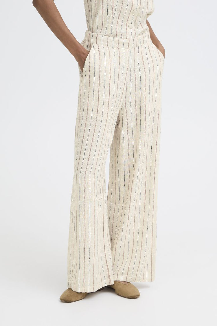 PANTALON LINNO PIEDS NUS SUR LA PLAGE
