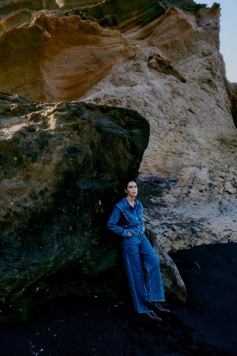 JEAN LARGE KENDA UNE FLEUR DISSIMULÉE