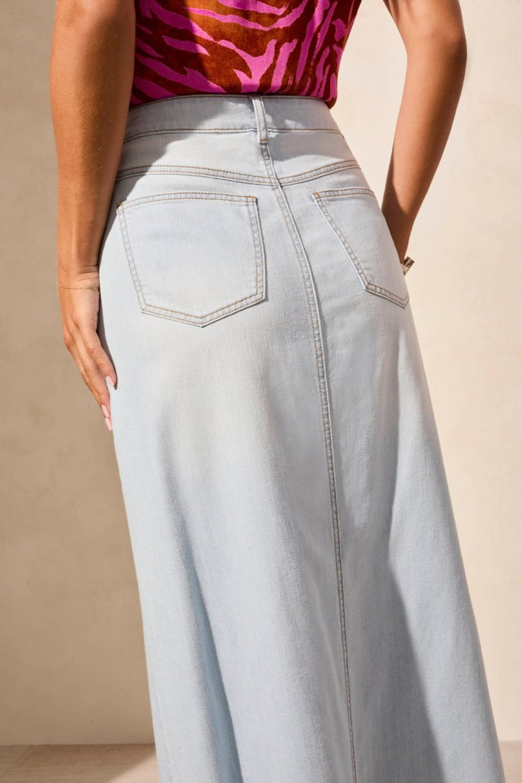 JUPE DE JEANS EN TOUTE LÉGÈRETÉ