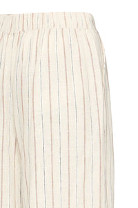 PANTALON LINNO PIEDS NUS SUR LA PLAGE
