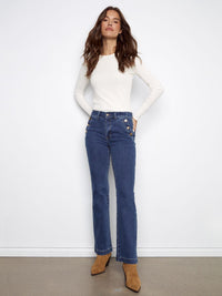 JEANS ÉVASÉ ET SES BOUTONNIÈRES