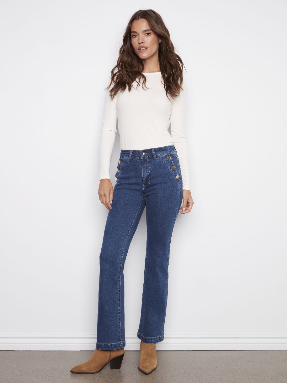 JEANS ÉVASÉ ET SES BOUTONNIÈRES