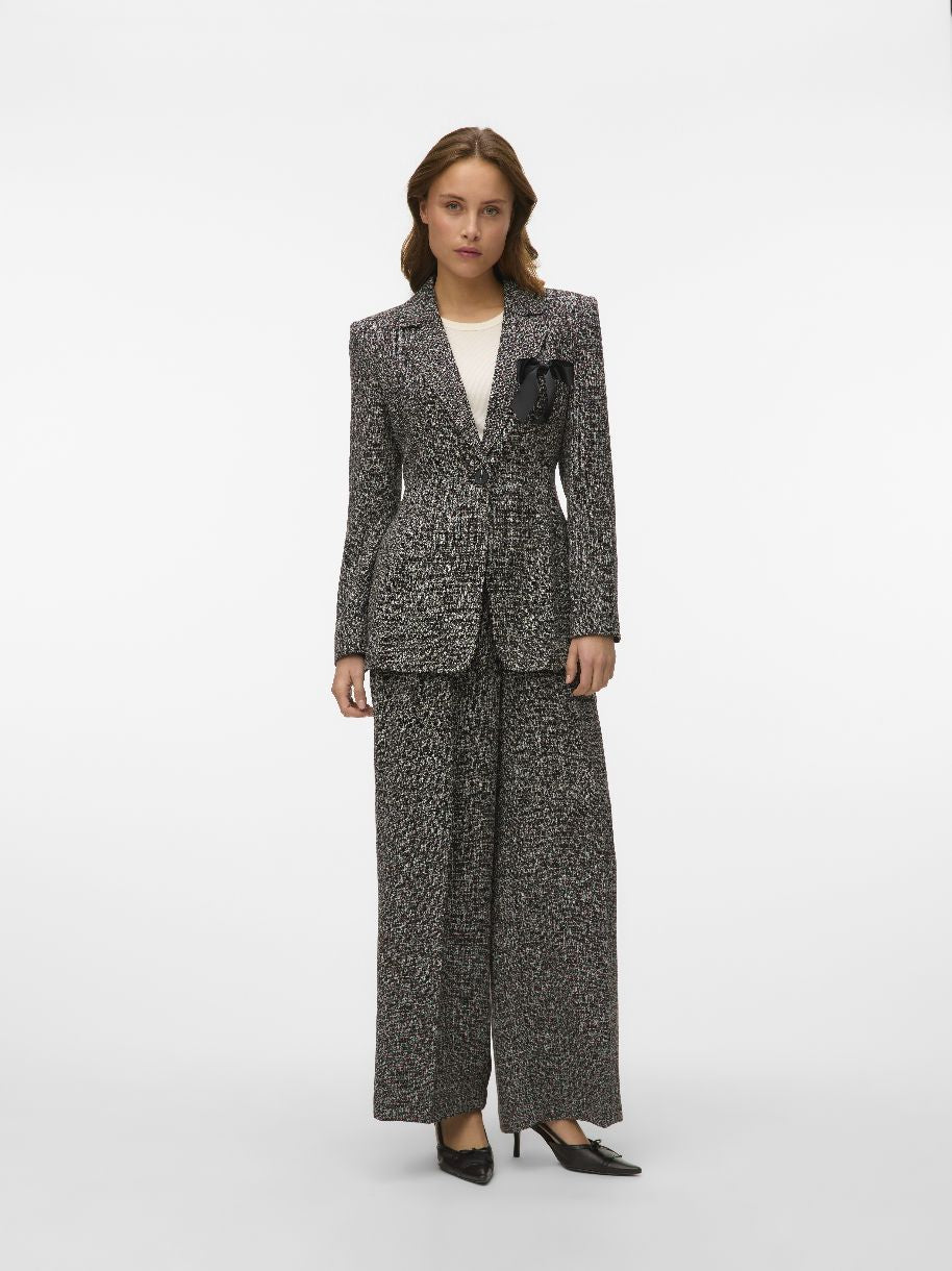 VESTON PERLE & SA BOUCLE EN BOUTONNIÈRE