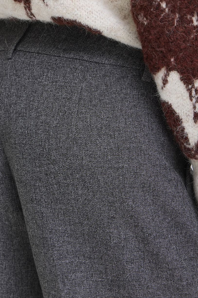 B. YOUNG PANTALON BYETONA SUIT