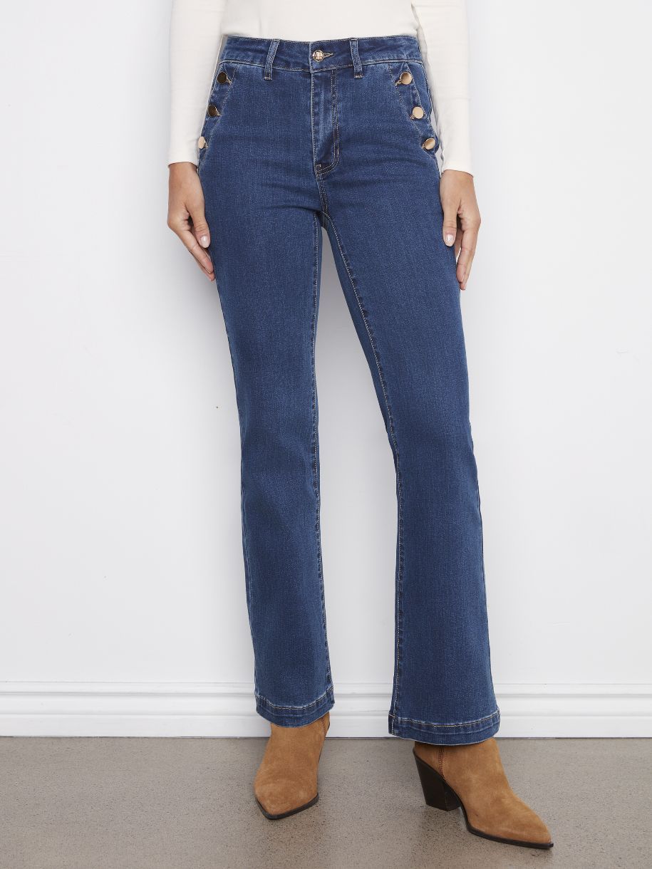 JEANS ÉVASÉ ET SES BOUTONNIÈRES