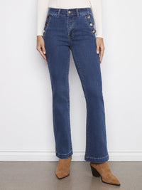 JEANS ÉVASÉ ET SES BOUTONNIÈRES