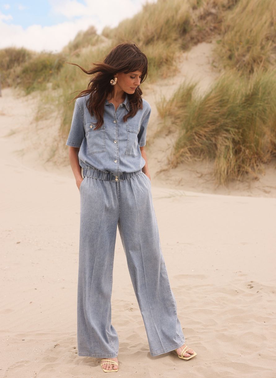 JEANS LARGE KATERINE EST DÉCONTRACTÉE