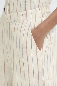 PANTALON LINNO PIEDS NUS SUR LA PLAGE