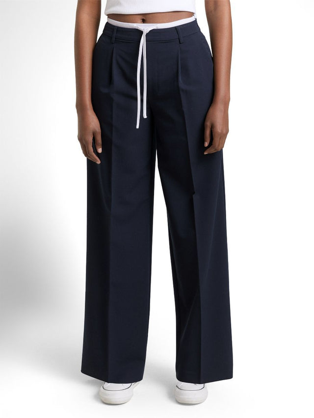 PANTALON LARGE LE DÉPASSEMENT DE SOI