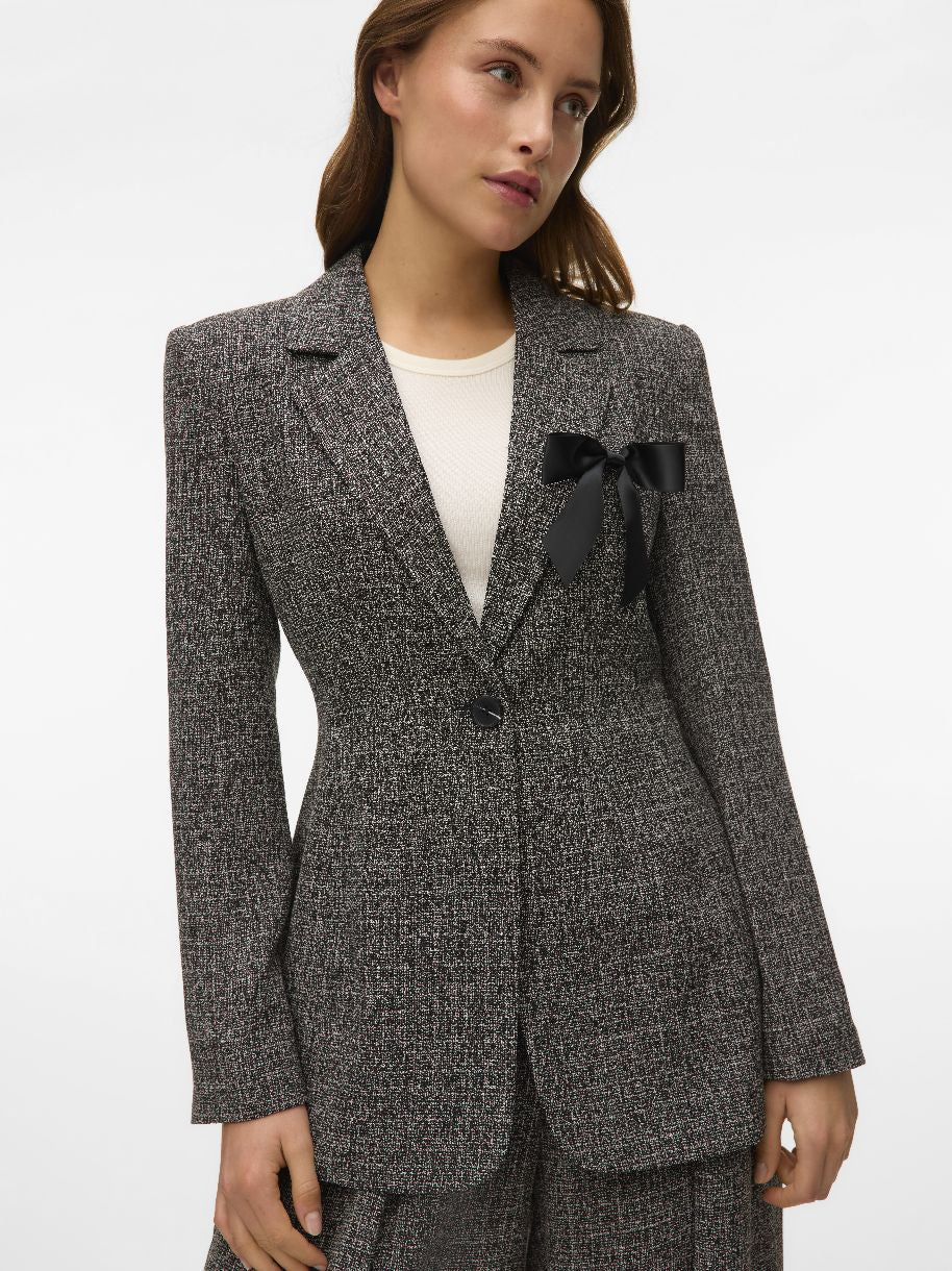 VESTON PERLE & SA BOUCLE EN BOUTONNIÈRE