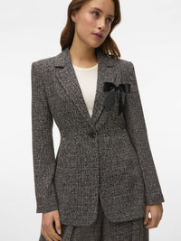VESTON PERLE & SA BOUCLE EN BOUTONNIÈRE
