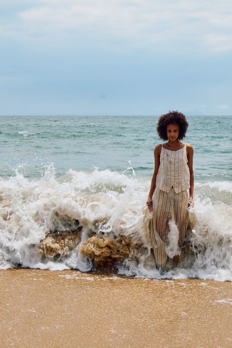 PANTALON LINNO PIEDS NUS SUR LA PLAGE