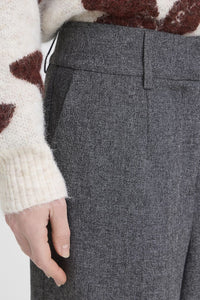 B. YOUNG PANTALON BYETONA SUIT