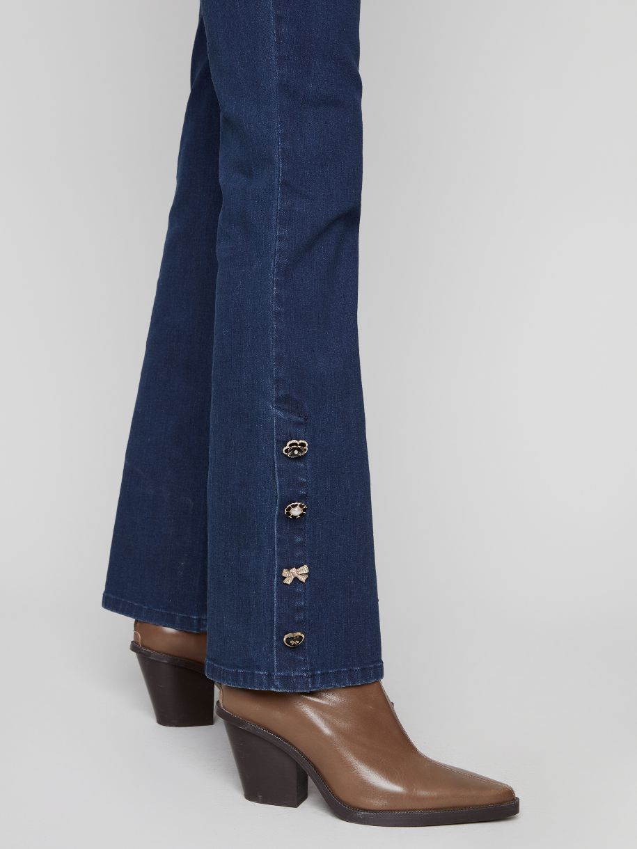 JEANS BOOT CUT AUX MULTIPLES BIJOUX