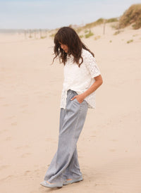 JEANS LARGE KATERINE EST DÉCONTRACTÉE