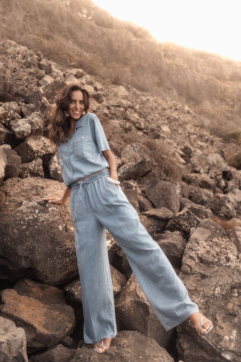 JEANS LARGE KATERINE EST DÉCONTRACTÉE