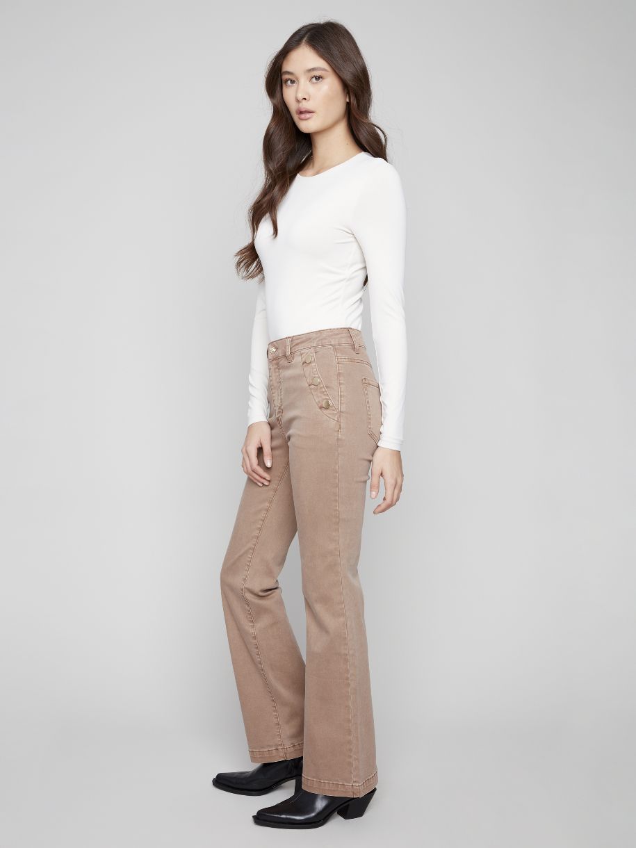 JEANS ÉVASÉ ET SES BOUTONNIÈRES