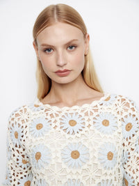 CHANDAIL EN CROCHET UN PEU FLEUR BLEUE