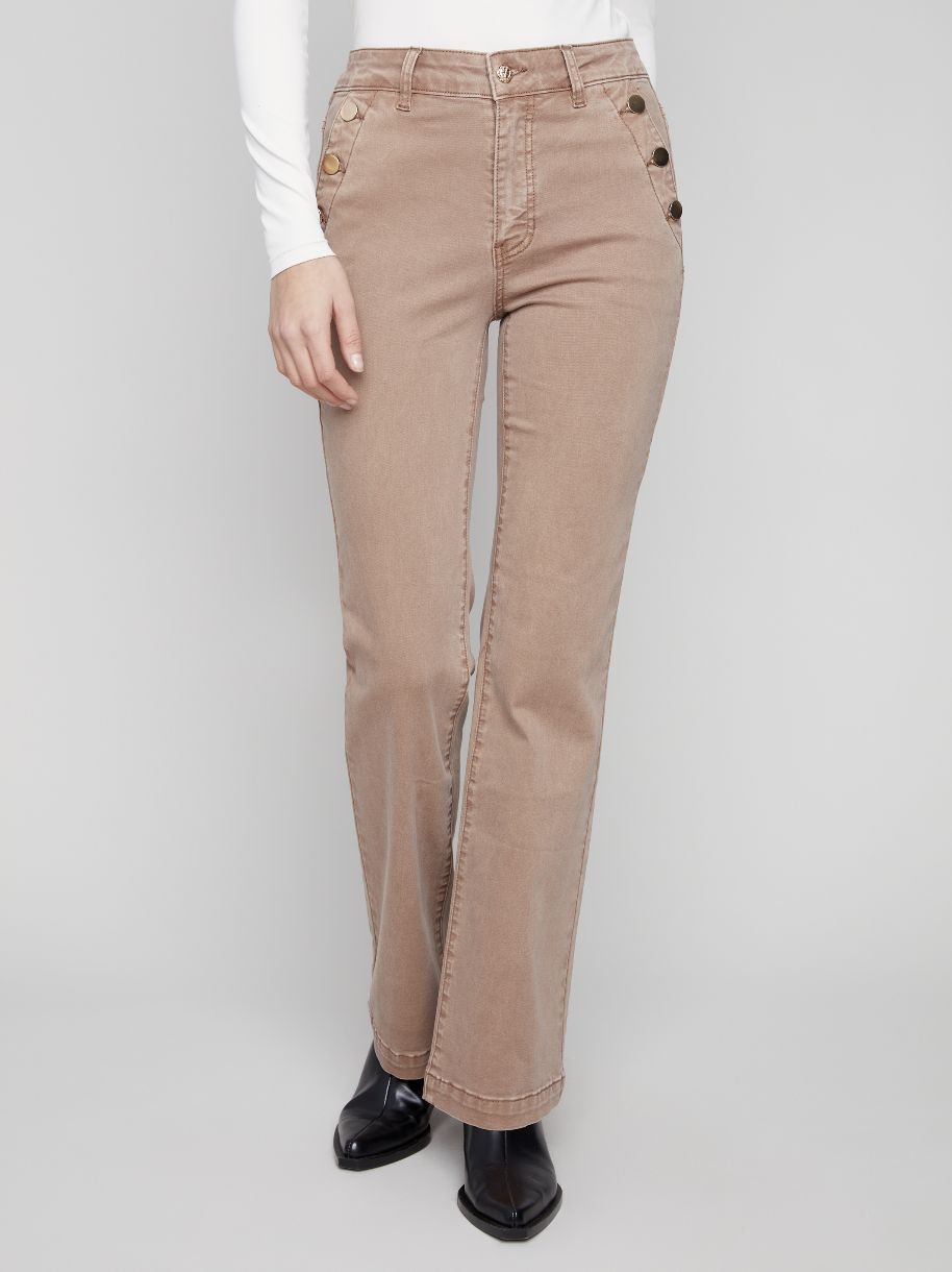 JEANS ÉVASÉ ET SES BOUTONNIÈRES