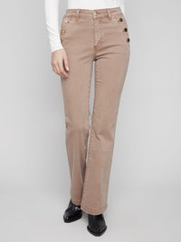 JEANS ÉVASÉ ET SES BOUTONNIÈRES