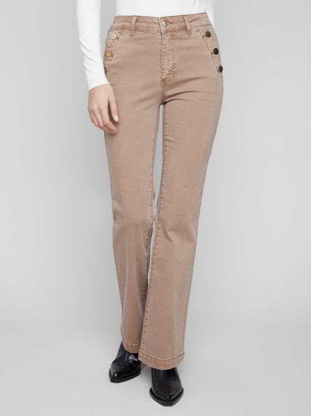 JEANS ÉVASÉ ET SES BOUTONNIÈRES