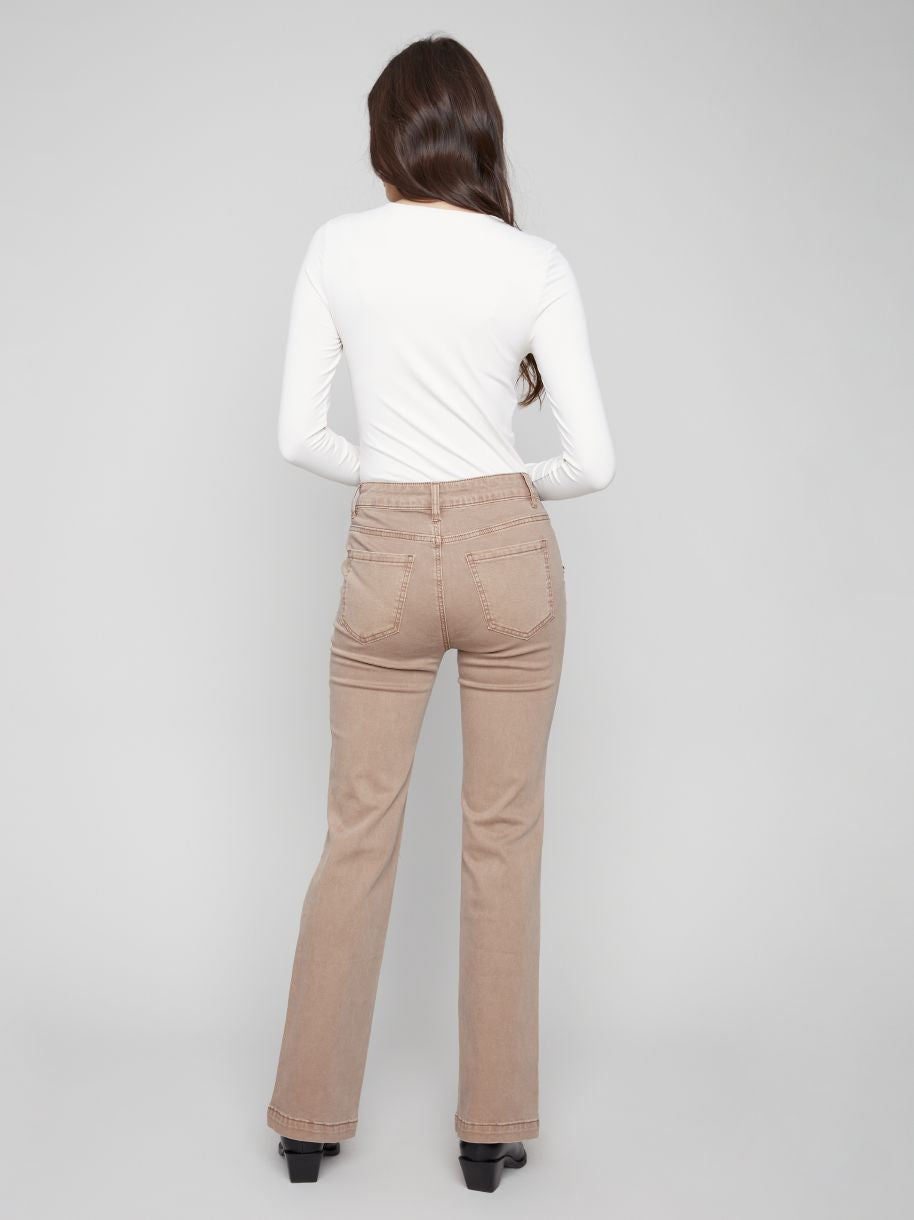 JEANS ÉVASÉ ET SES BOUTONNIÈRES