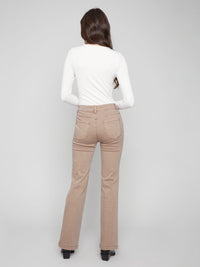 JEANS ÉVASÉ ET SES BOUTONNIÈRES