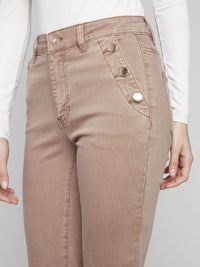 JEANS ÉVASÉ ET SES BOUTONNIÈRES