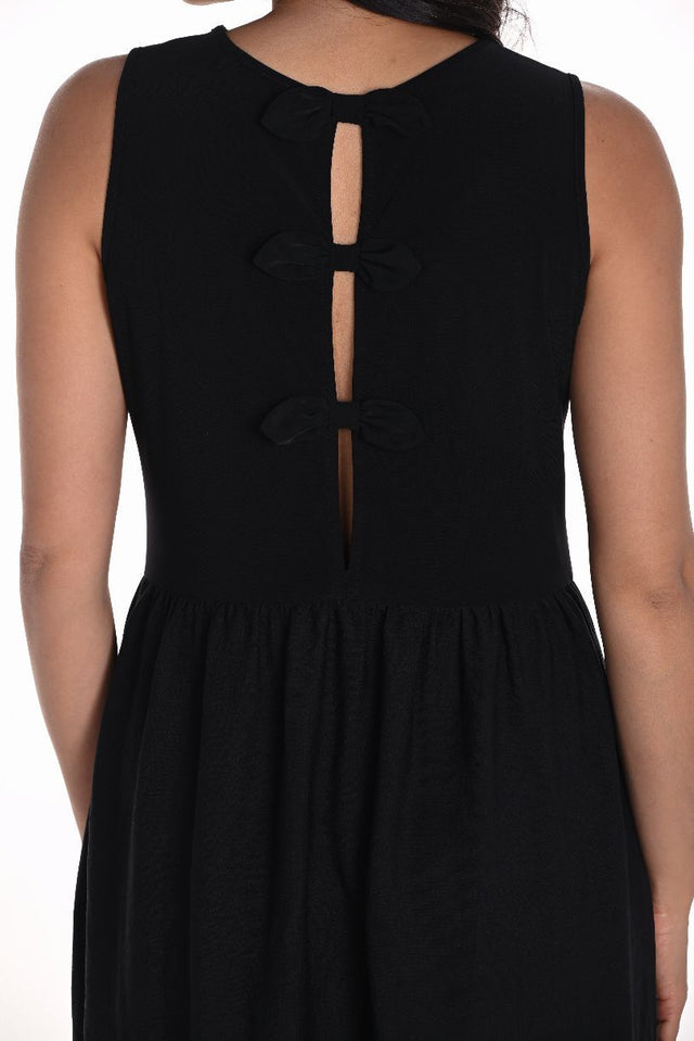 ROBE LONGUE LA SÉDUISANTE JEUNE FEMME