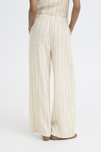 PANTALON LINNO PIEDS NUS SUR LA PLAGE
