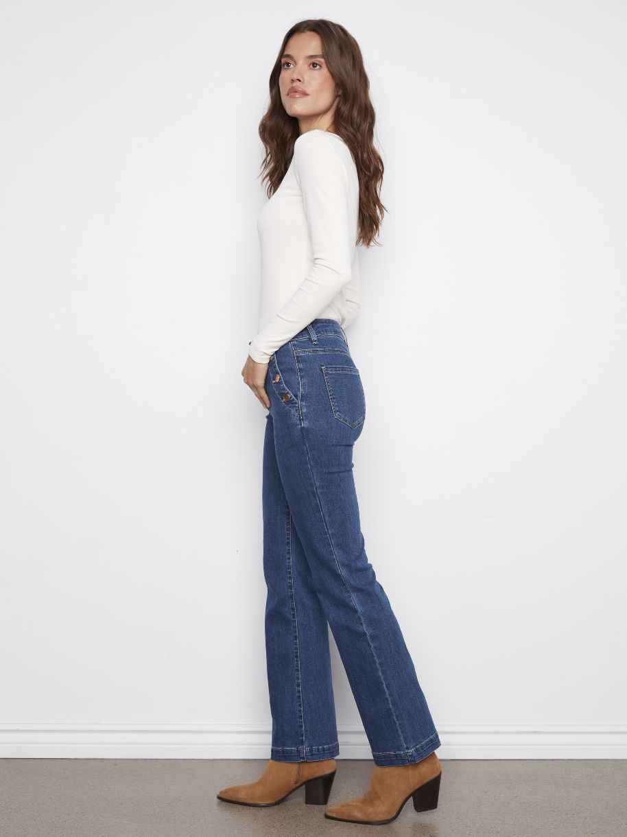 JEANS ÉVASÉ ET SES BOUTONNIÈRES