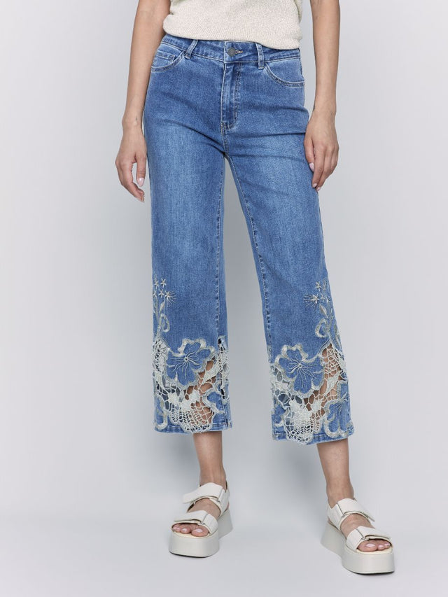 JEANS CROP ÉVASÉ BRODERIE FLORALE