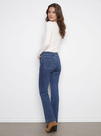 JEANS ÉVASÉ ET SES BOUTONNIÈRES
